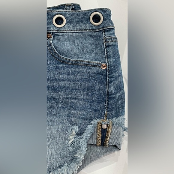 Altar'd State Blue Frayed Jean Shorts Women’s Size:26 - Picture 9 of 12